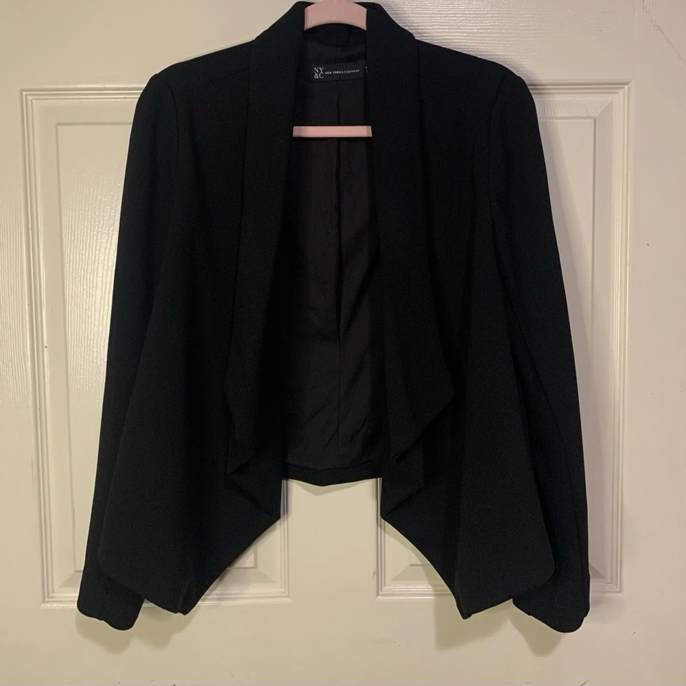 New York & Company Women’s Black Blazer. PM
100% Polyester. NWOT